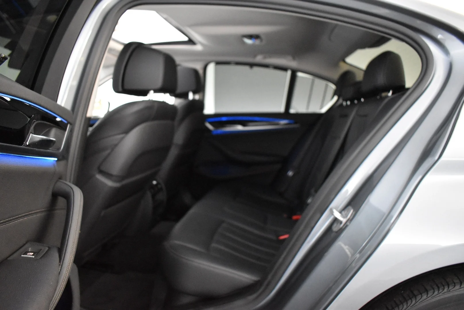 Car Image - 10x7DI300gjr3XC7yxPZQn