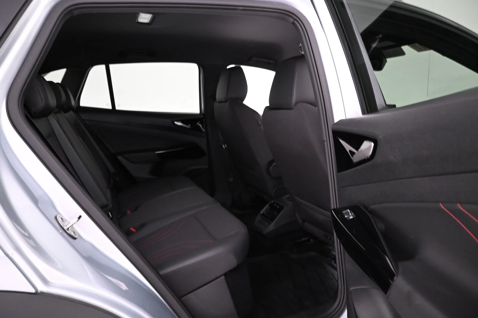 Car Image - 2Cs4LBBqpAAbFOy84FFtRa