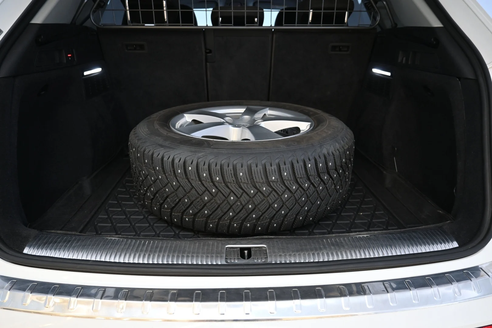 Car Image - 2CnLq8KtMV1dU9yyAWlHMA