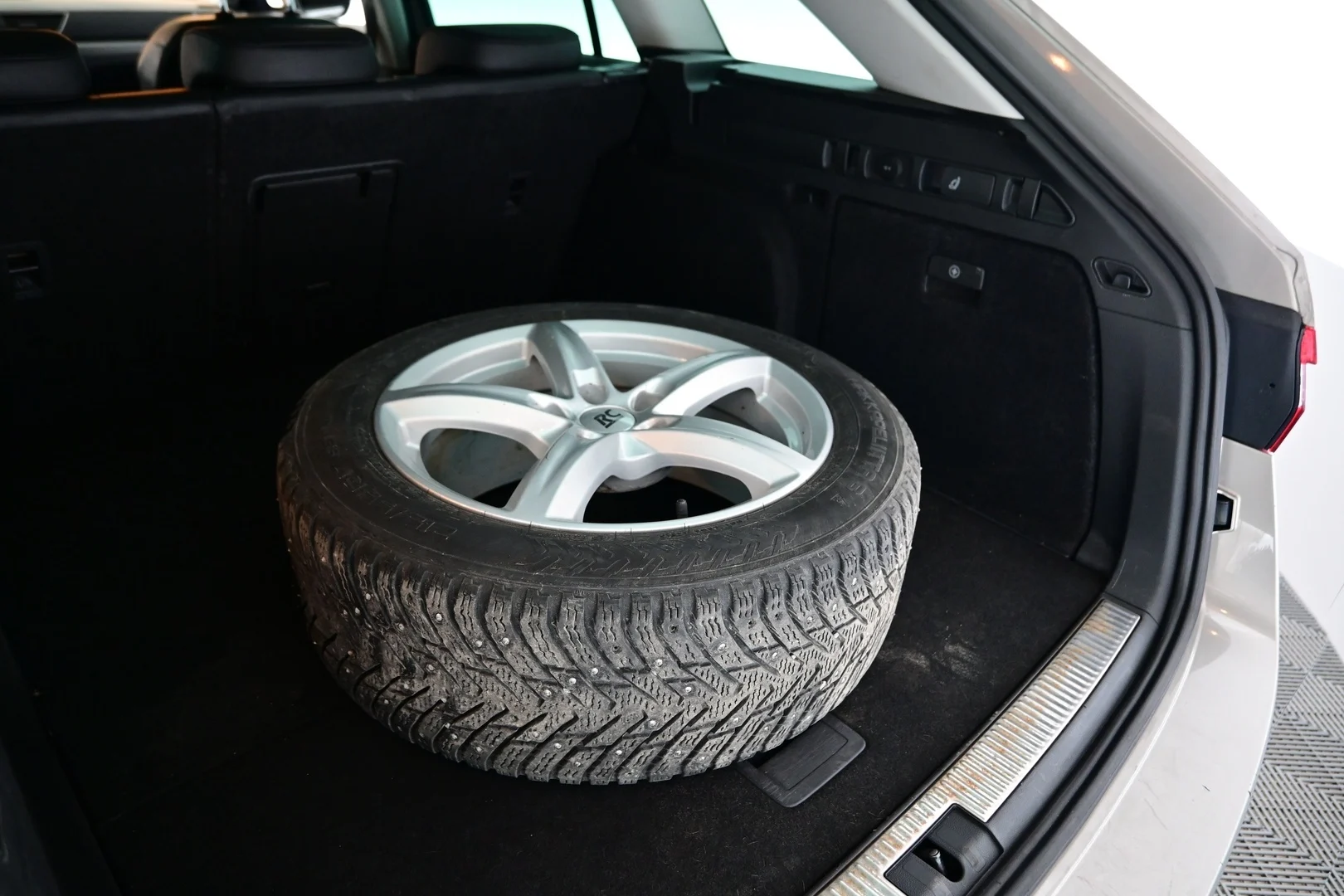 Car Image - 5RikyKC4zZSYWyjH7PPVjT