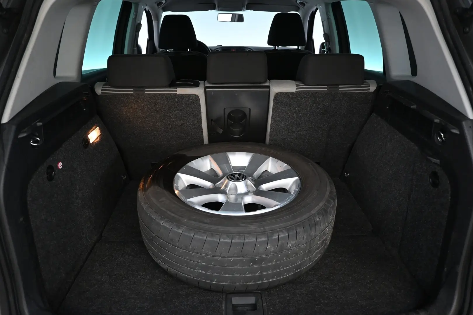 Car Image - 4KEKr0xuxUIpmBJrGd71ip