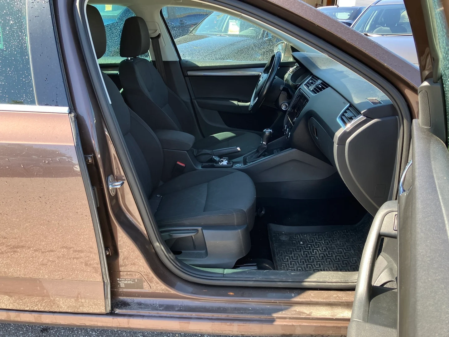 Car Image - ax1kbt9pET5mWjAp3eVt4