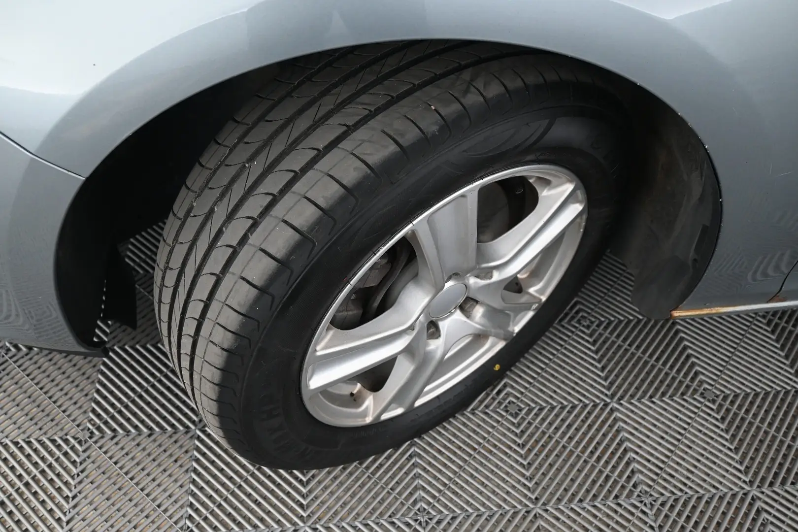 Car Image - 5kIZbr6xlzjHoZORfNDLzn