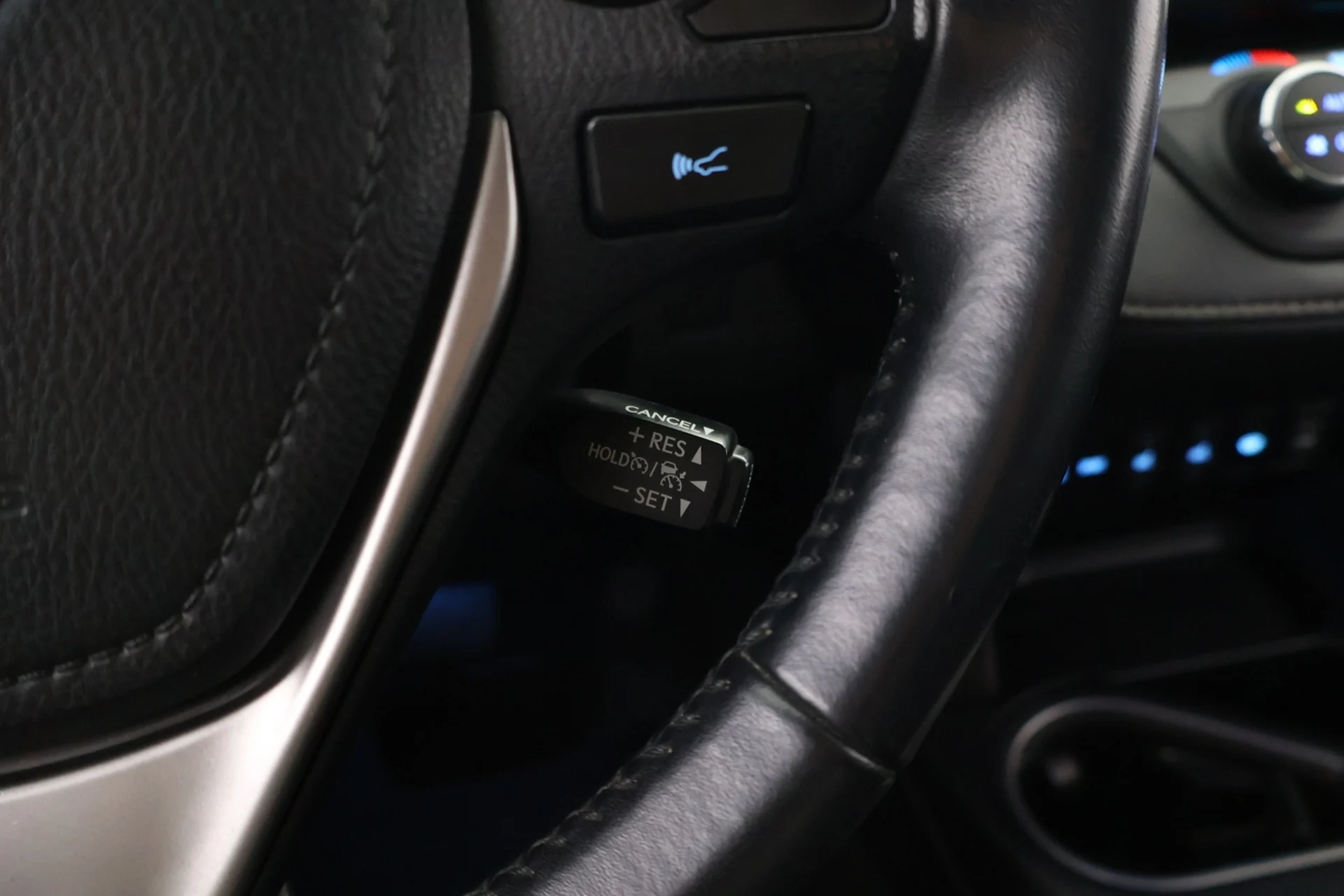 Car Image - 2nFq0foSkaT84XSENperO8