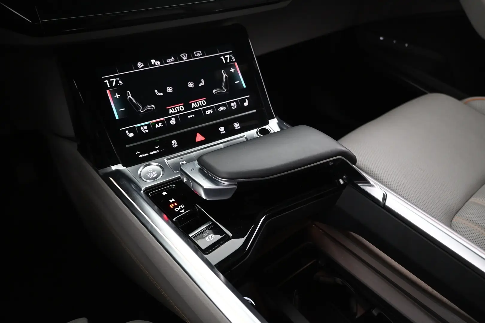 Car Image - 5tI86P4IYCglB5Gz8T0IeF