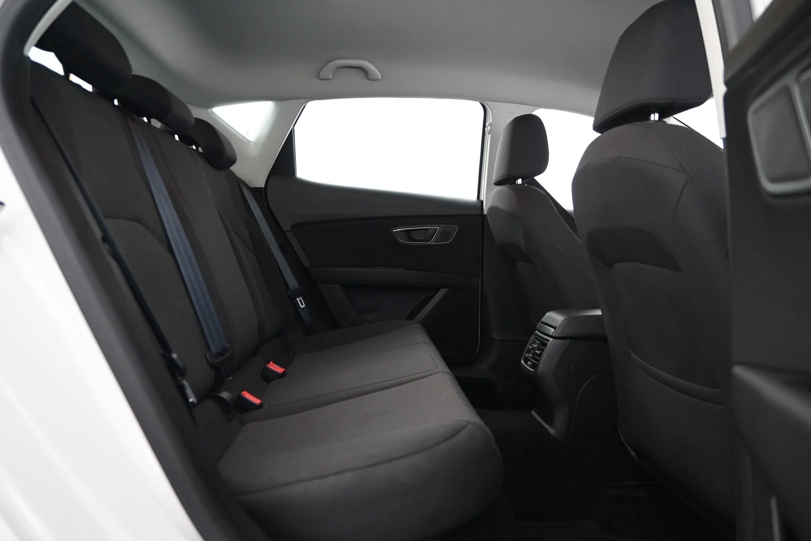 Car Image - 6UvSLDv4VnoxgxUdXFk1hZ