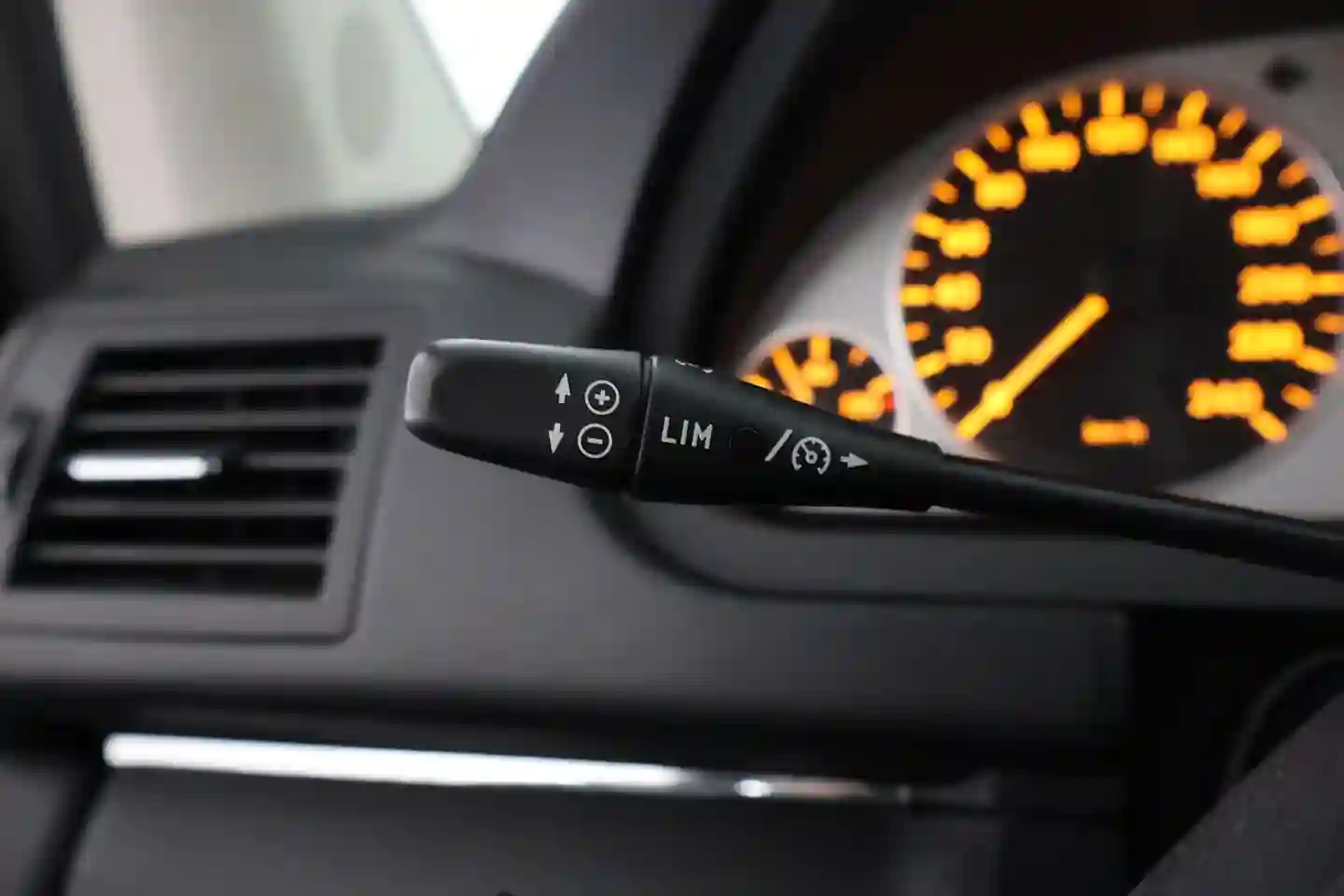 Car Image - 2pvQX6CKiB5zWtb3jeL3C0