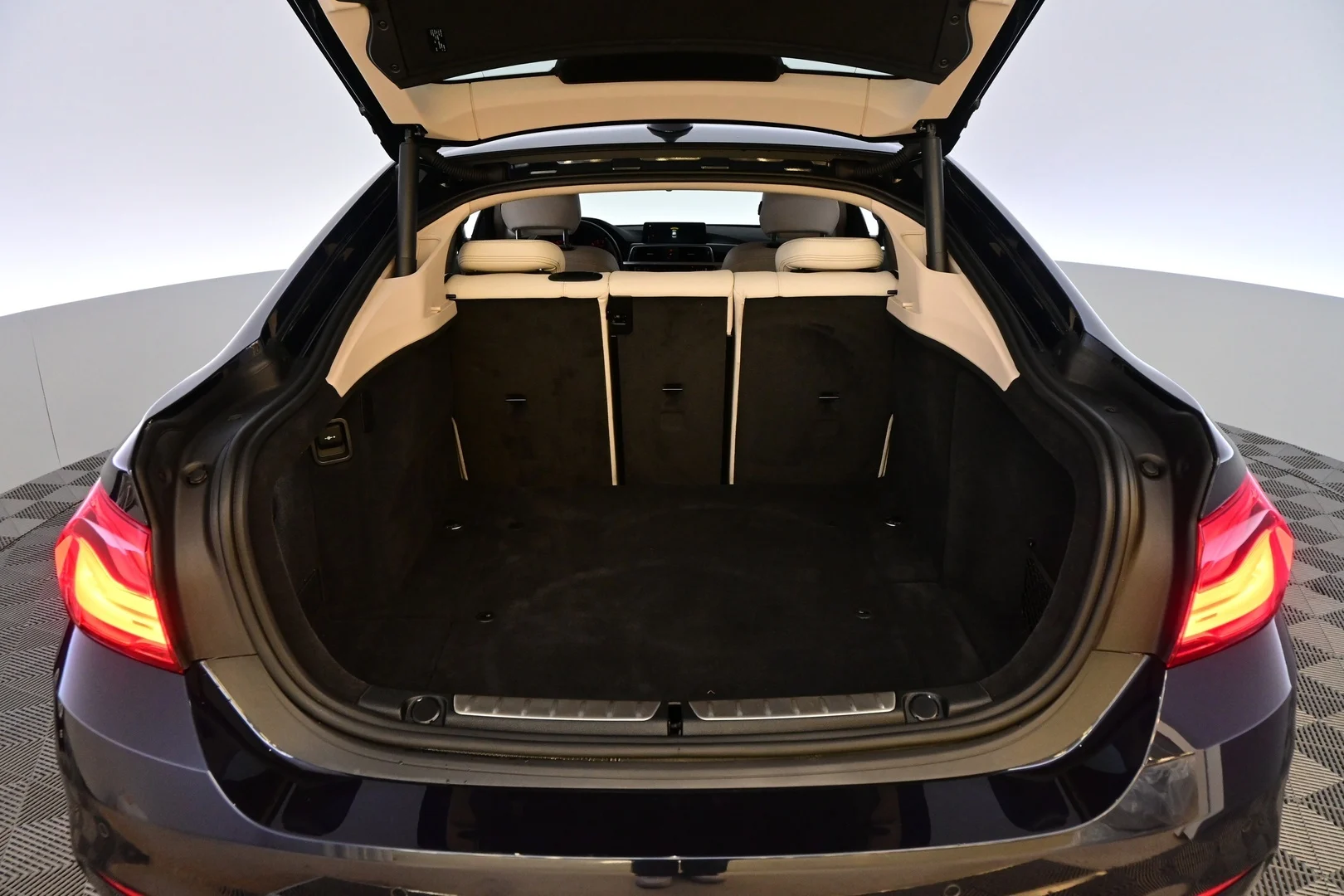 Car Image - 3fEqbRJecv8zDMR6pct7WH