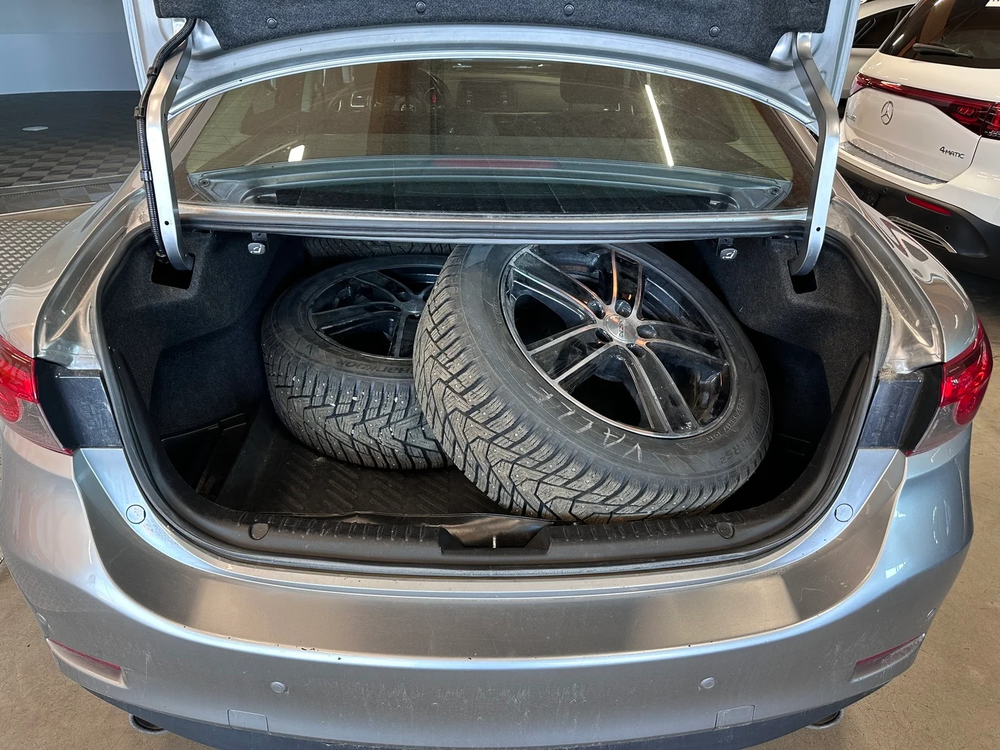 Car Image - 18COn2GjIva1BtXlMwLPOX
