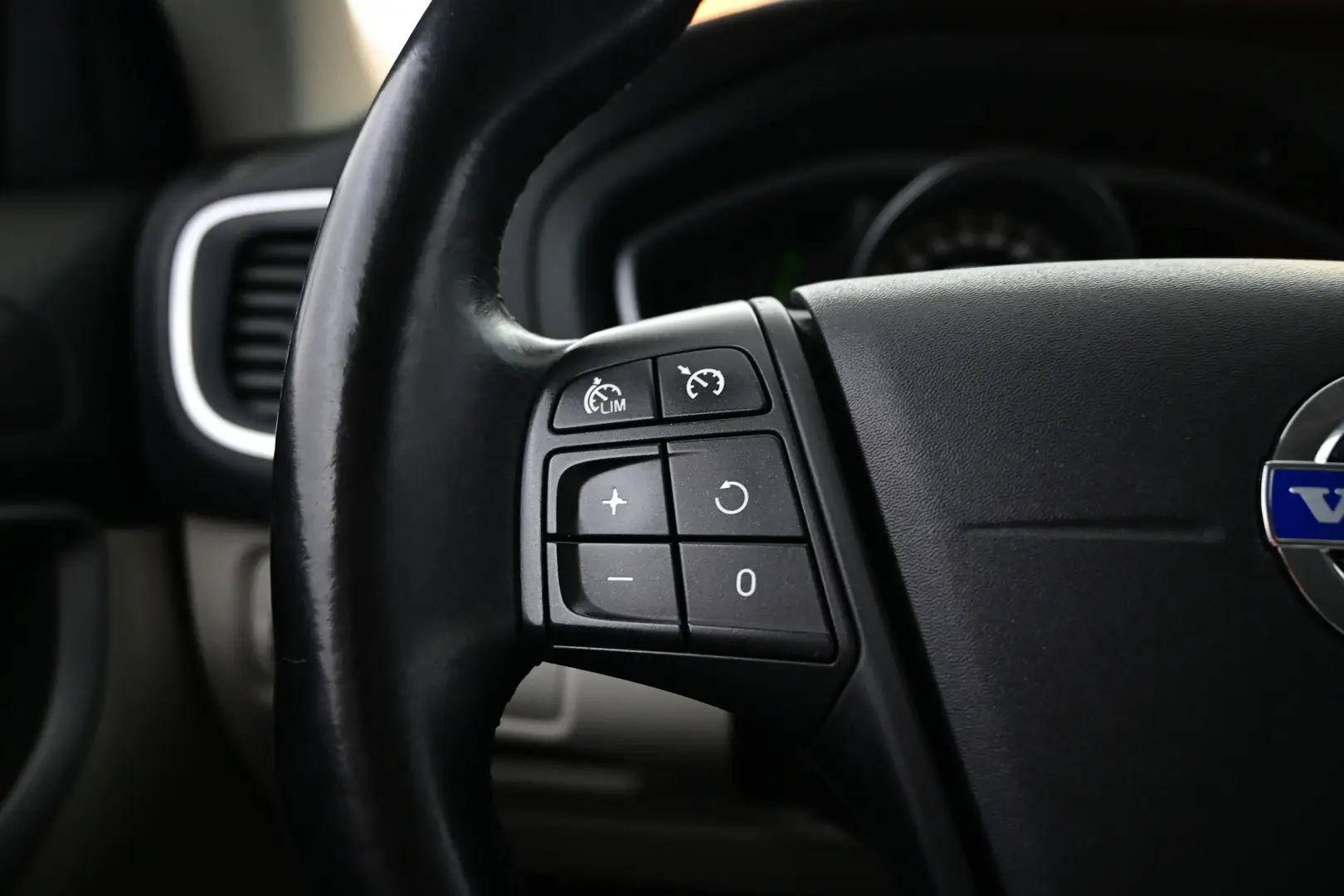 Car Image - al0lbAPHp4pKqLP6kXmsB