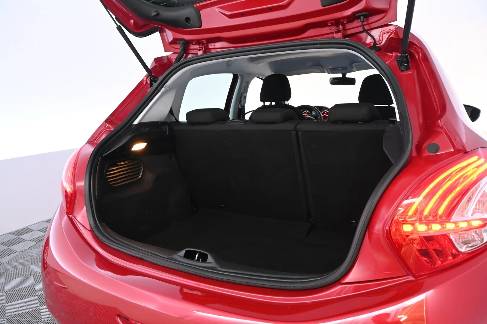 Car Image - 7tg4LXGTOiDDDeRjvyN7GS