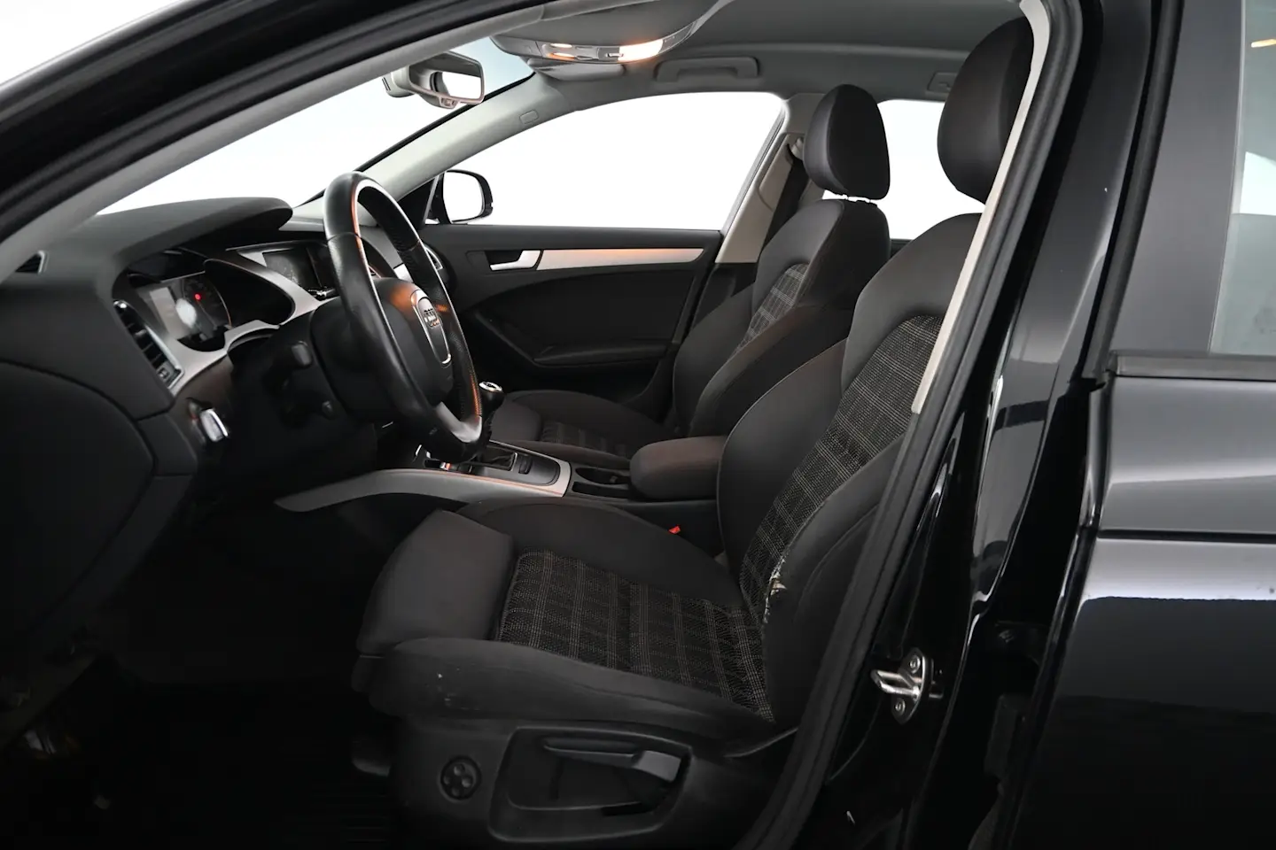 Car Image - 561F9ahaCLZVNw4qhr1Krc