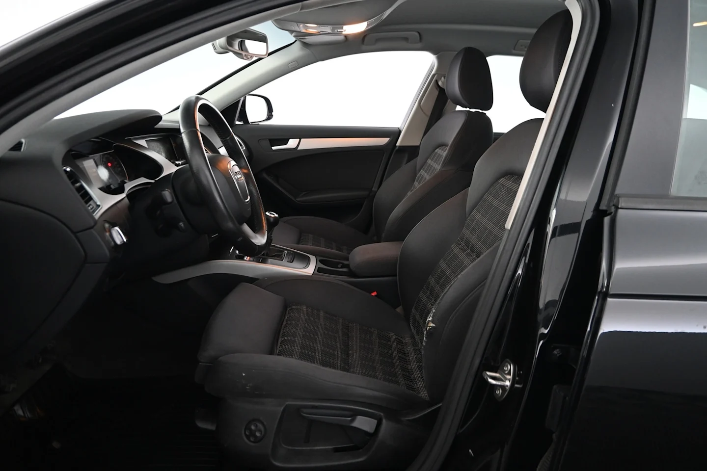Car Image - 561F9ahaCLZVNw4qhr1Krc