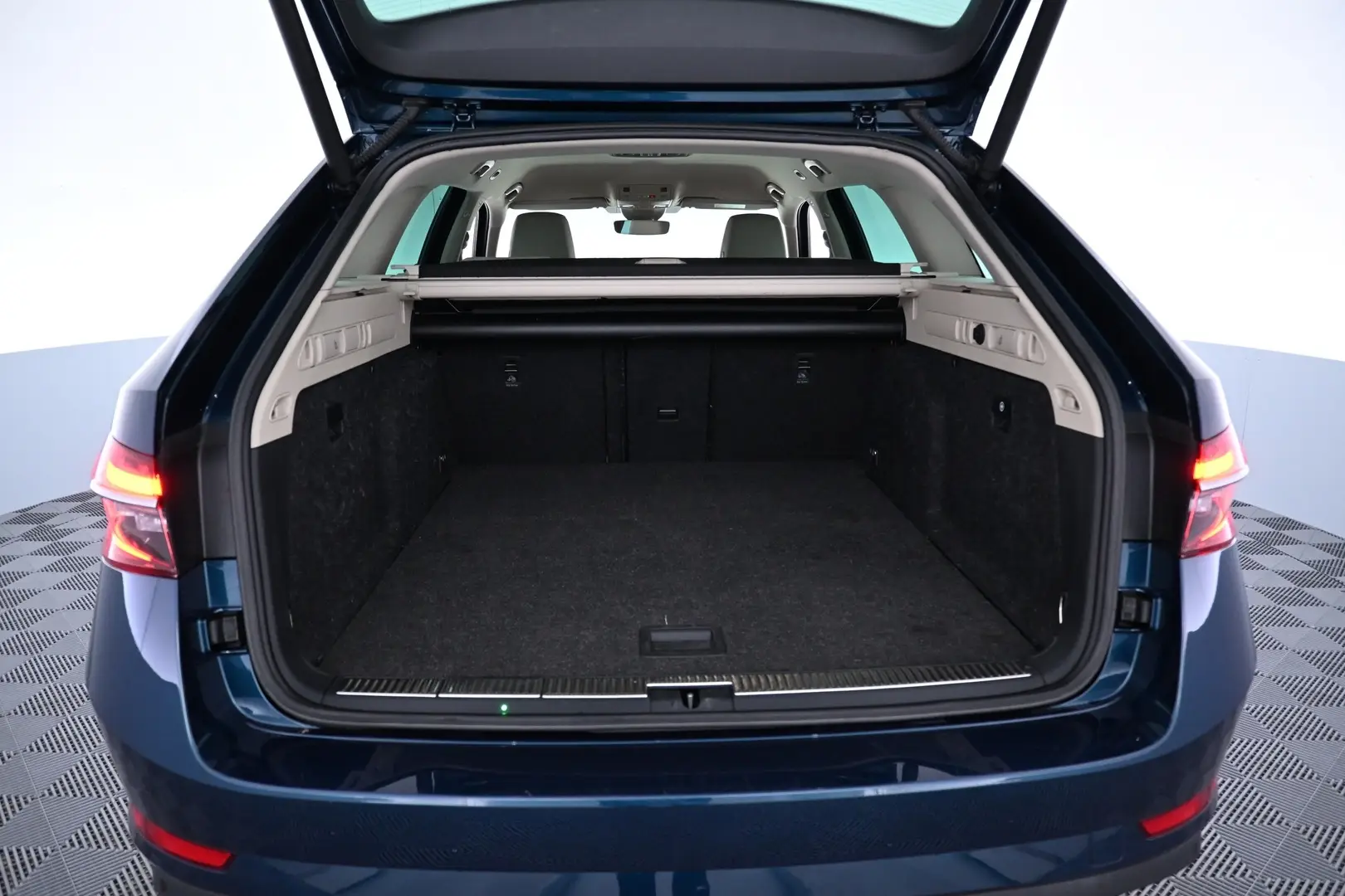 Car Image - 2sfBEFXzBDiBLKB4q5M40j