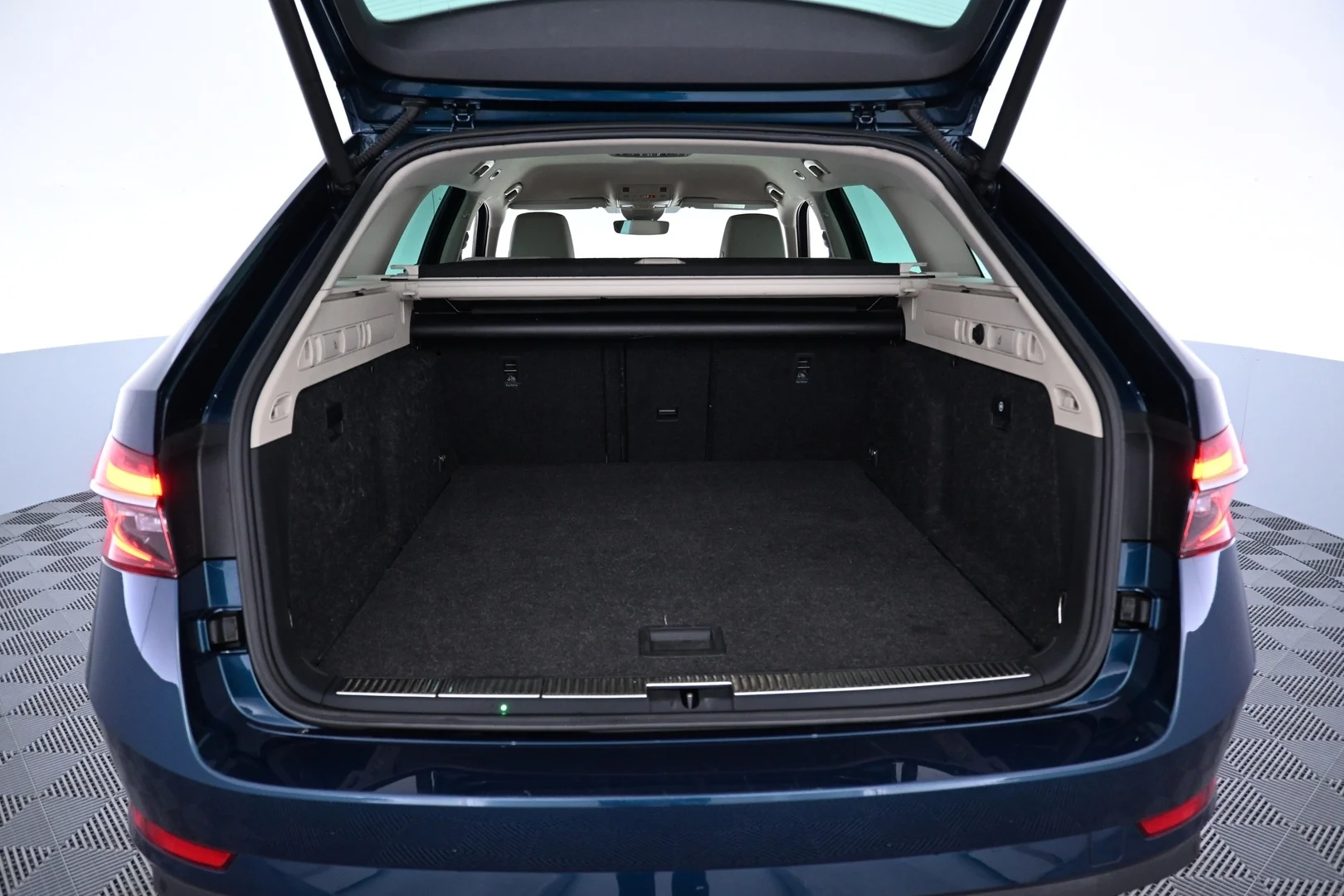 Car Image - 2sfBEFXzBDiBLKB4q5M40j