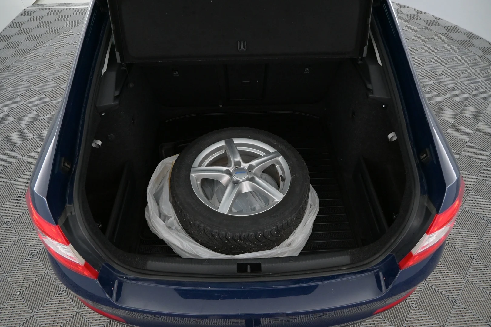 Car Image - 72SFiUHqw3k0LLy9IqUhzn