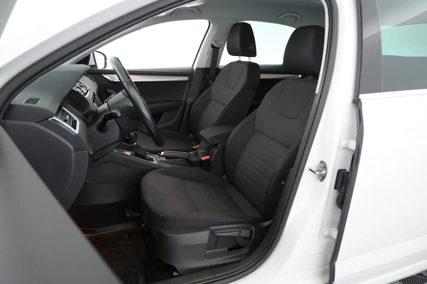 Car Image - 2BawsJ65SxunKi7u7GFmM9