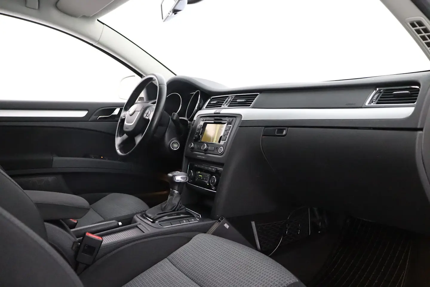 Car Image - 3th09IPSoHXlxBuwXi34r9