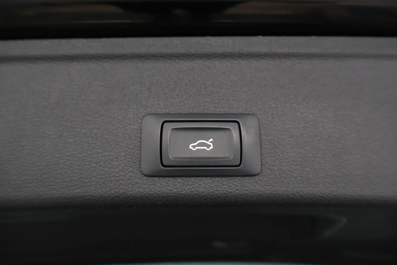 Car Image - 59IUNpT3FCXMvdSlFwkR7u