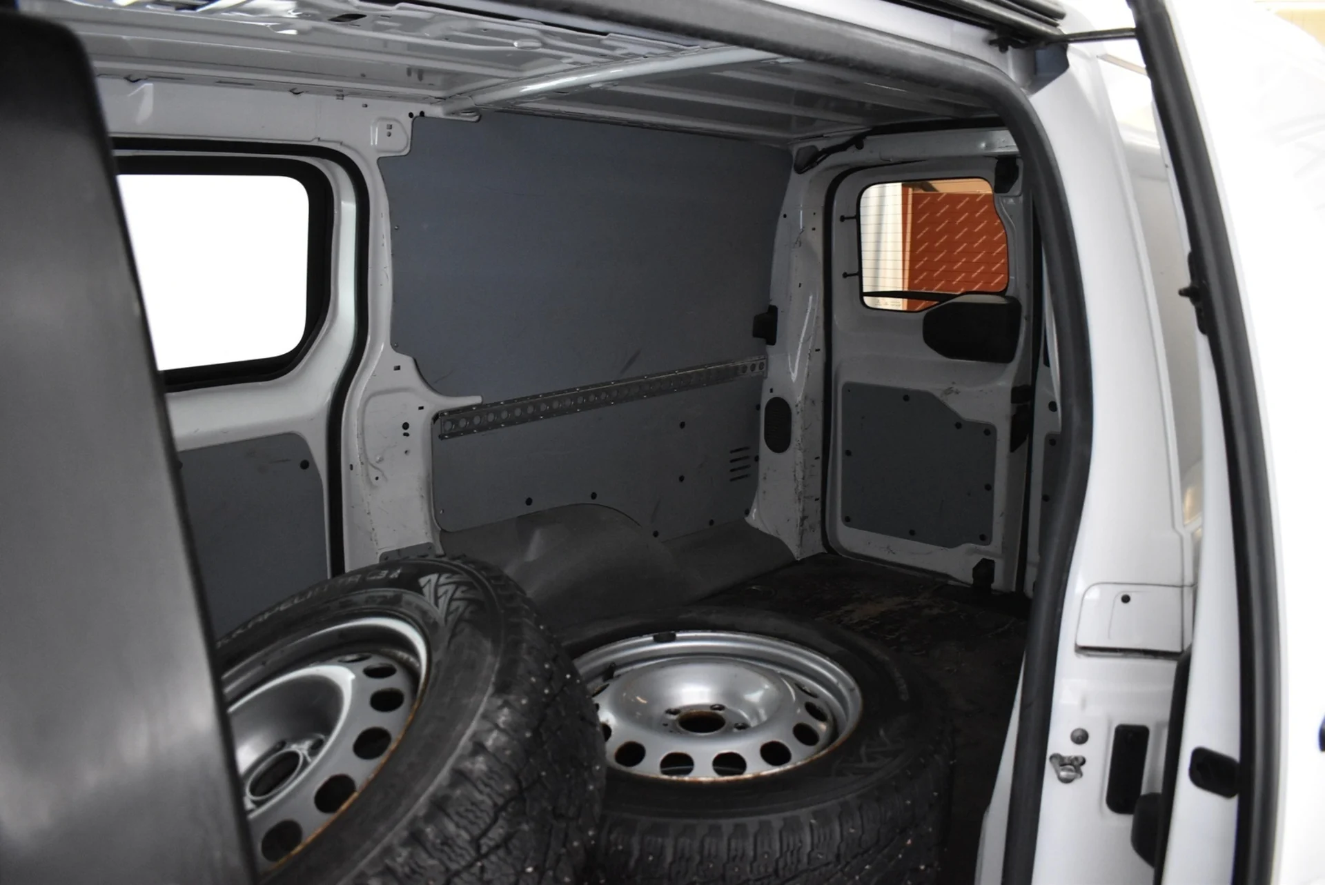 Car Image - 27SnxqOjkp4bzP0jn44LMy