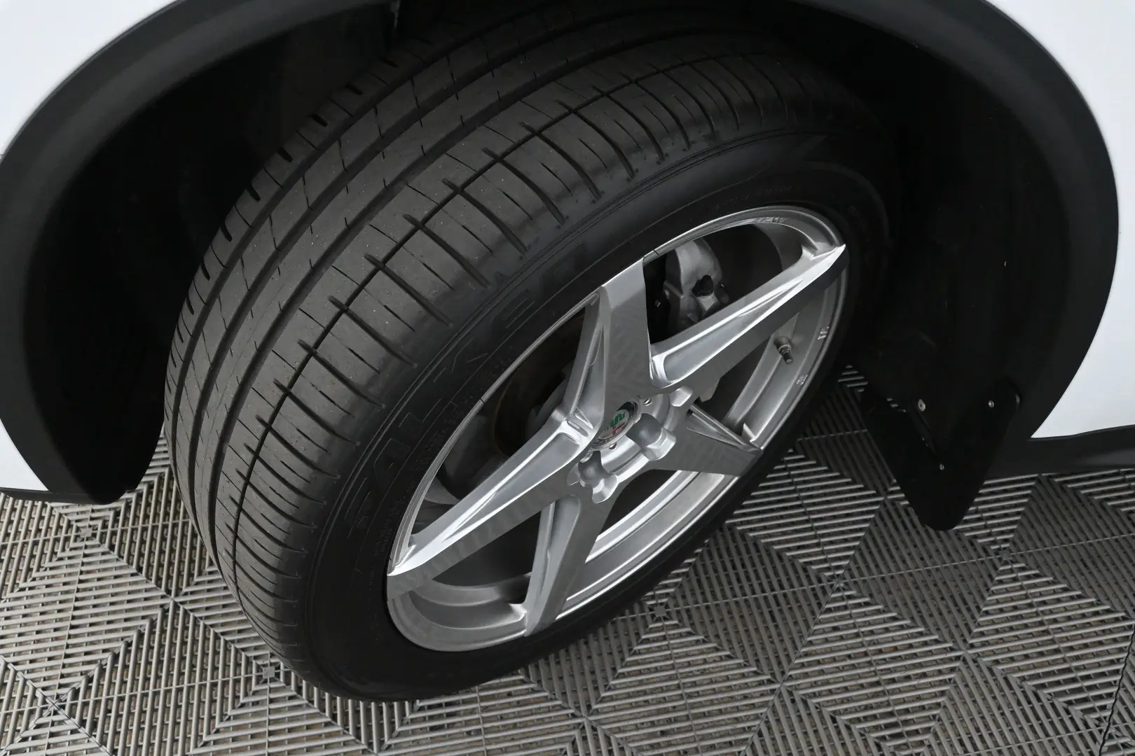 Car Image - 4Ge4Ri8XGkDMDgJoeSroFw