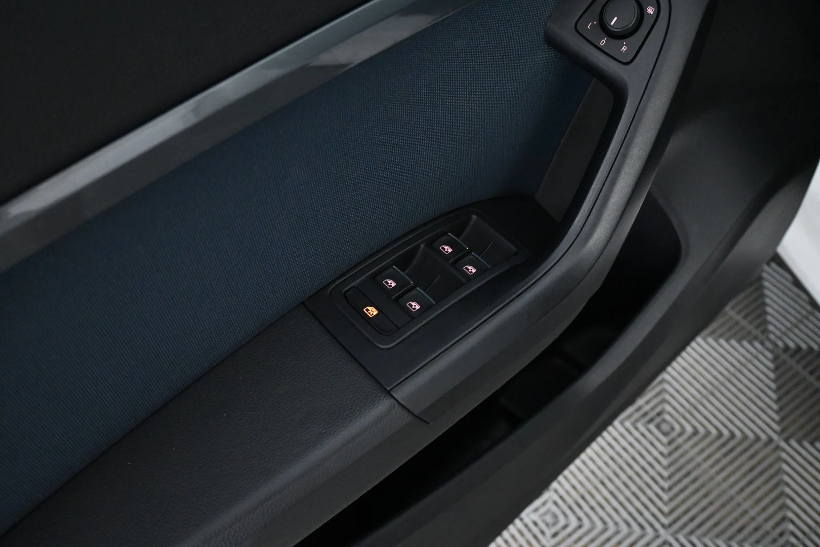 Car Image - 4L42kVXMlqwXO5GJKeHN8j