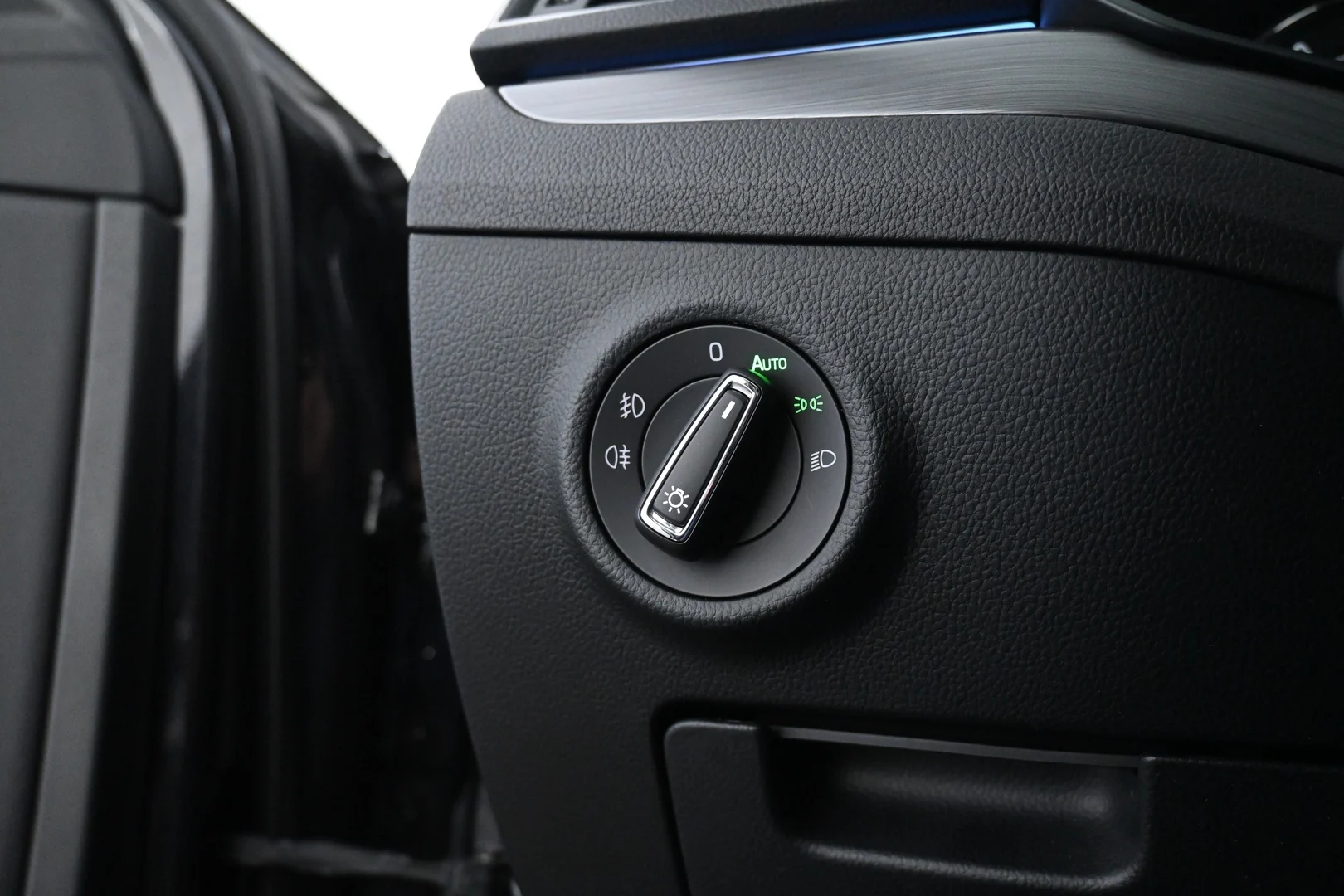 Car Image - XFqPcnxTenJJxIBYXoLVR