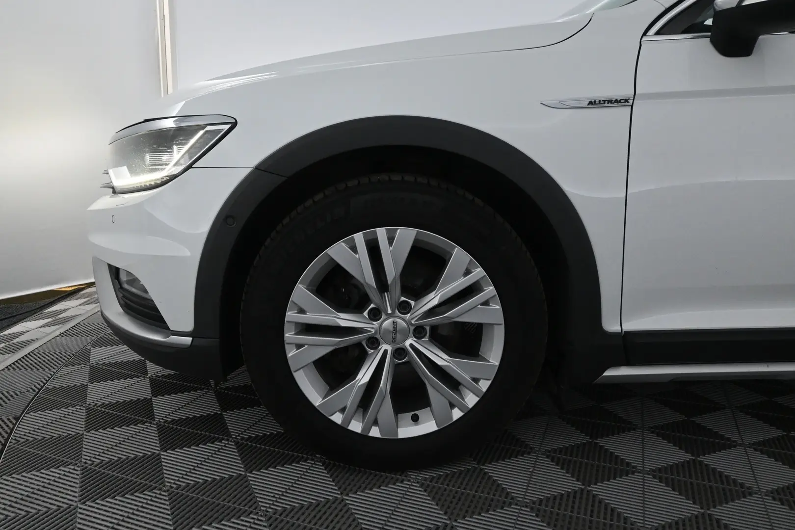 Car Image - 2WJoeuOWrHxXrP6cZvWf55