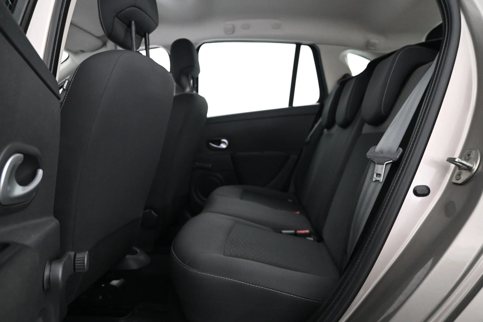 Car Image - 1mziNovOajxoAXFK8Sz7Xe