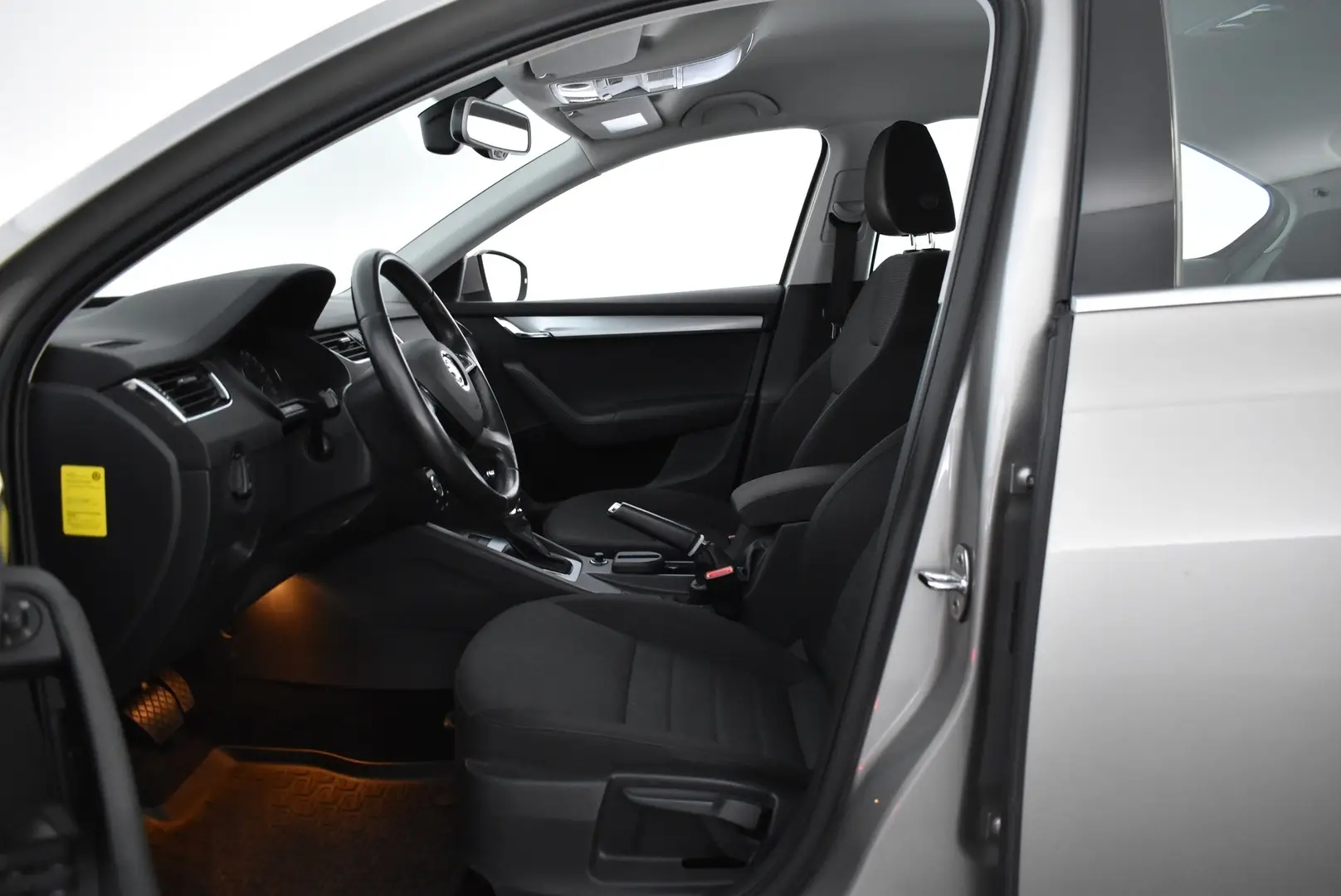Car Image - 6onBqsp9EOSl7HUlkKAMA6
