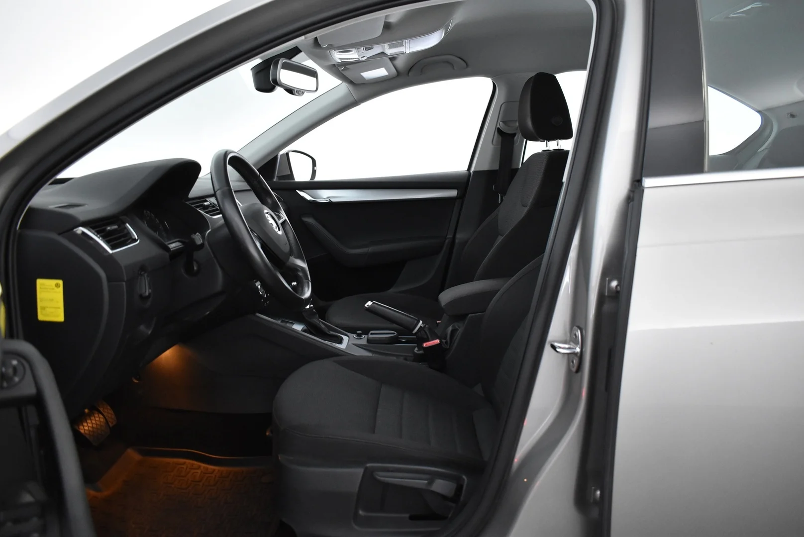 Car Image - 6onBqsp9EOSl7HUlkKAMA6