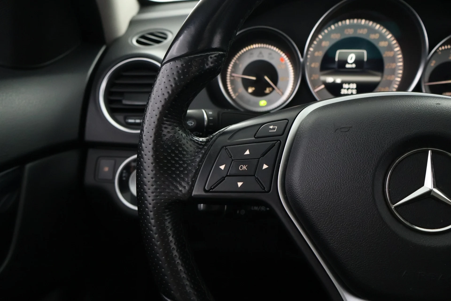 Car Image - oP04T9pJm3N47f6fYm6p2