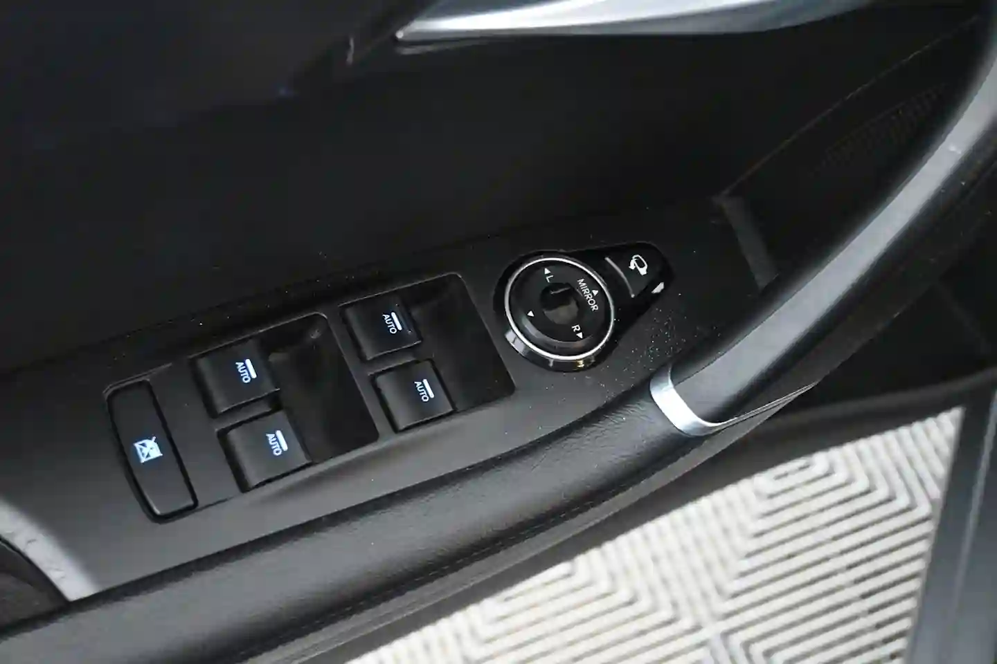 Car Image - 67lDgxFYsF8c4OdE6o2lP5