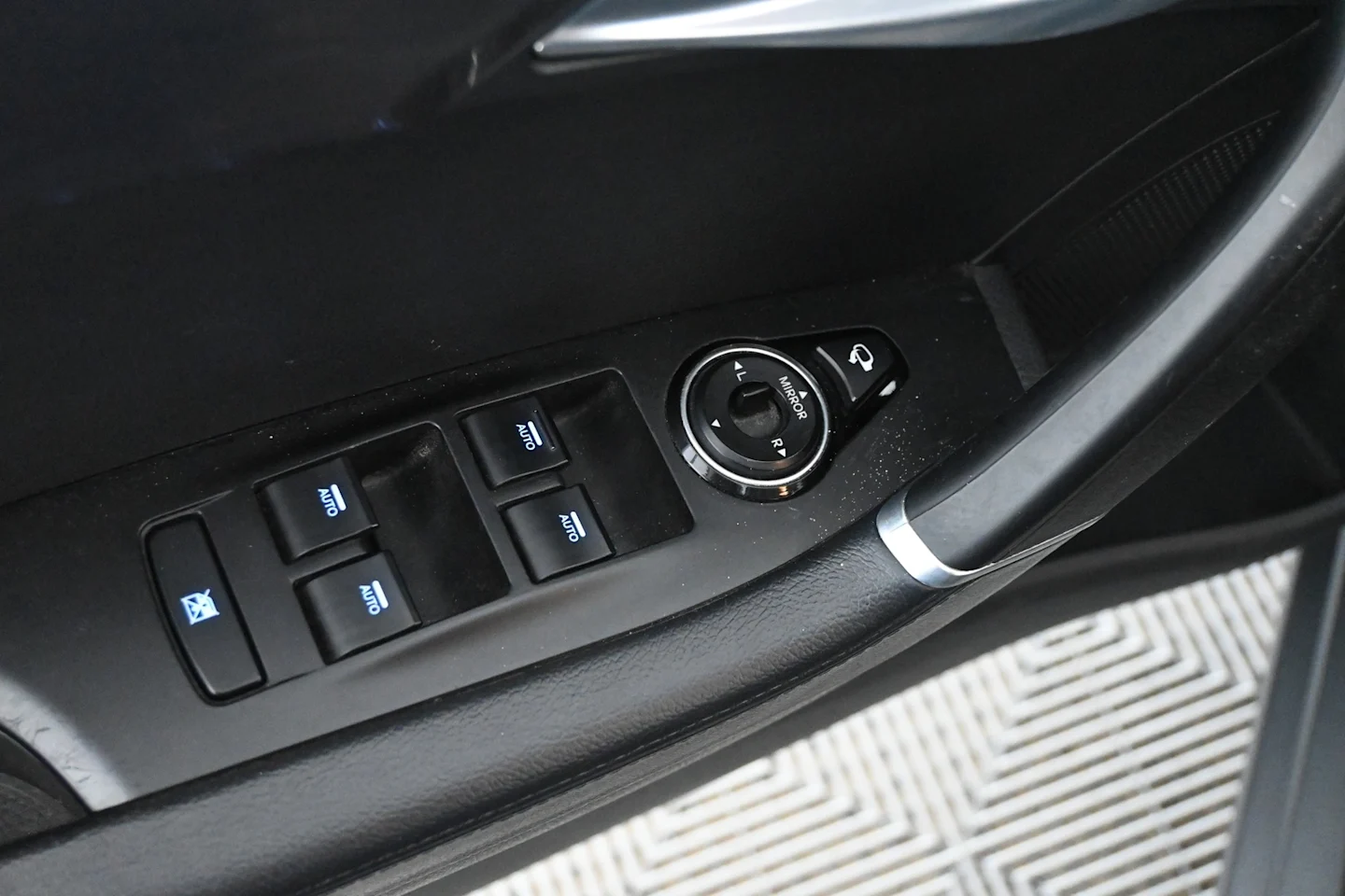 Car Image - 67lDgxFYsF8c4OdE6o2lP5