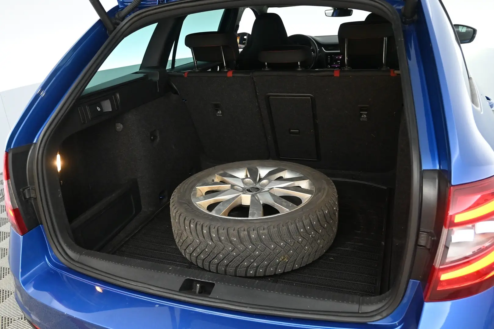 Car Image - 3NxC0Cp4jBBWg6wOfm2glD