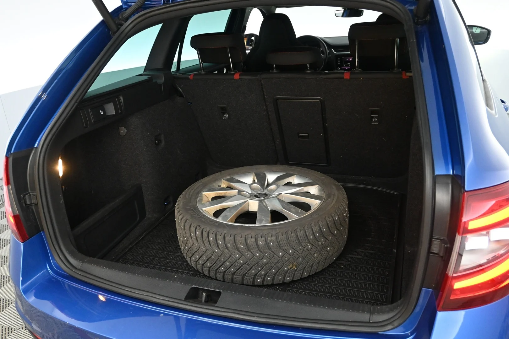 Car Image - 3NxC0Cp4jBBWg6wOfm2glD