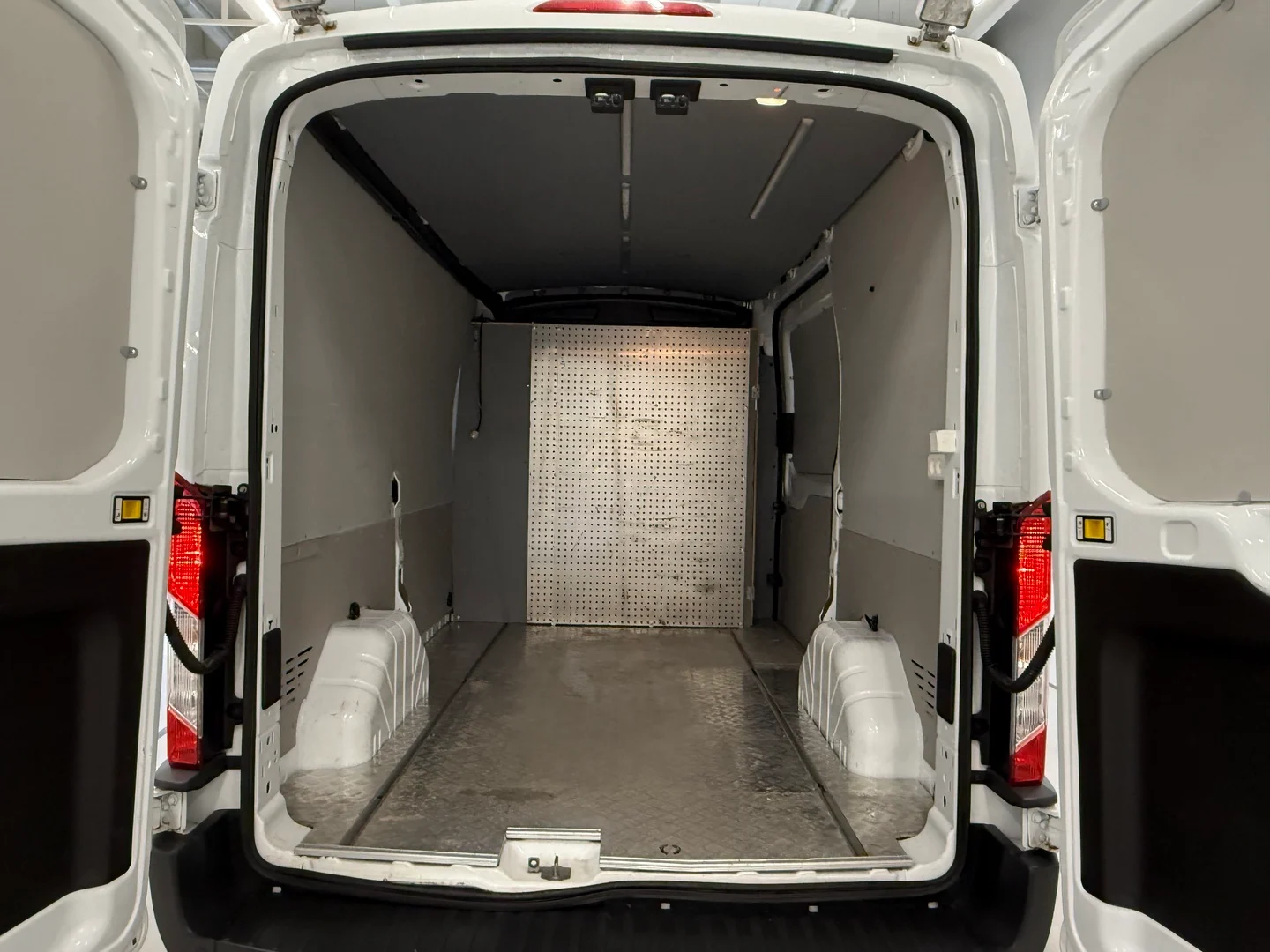 Car Image - 1Y1b6m0g1Wb4GwE3RpZLW6