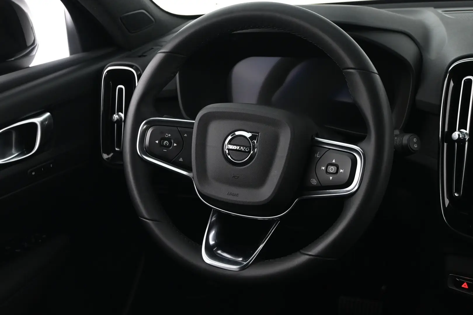 Car Image - 6UUEM8Pmt991v7jSu1PdYo