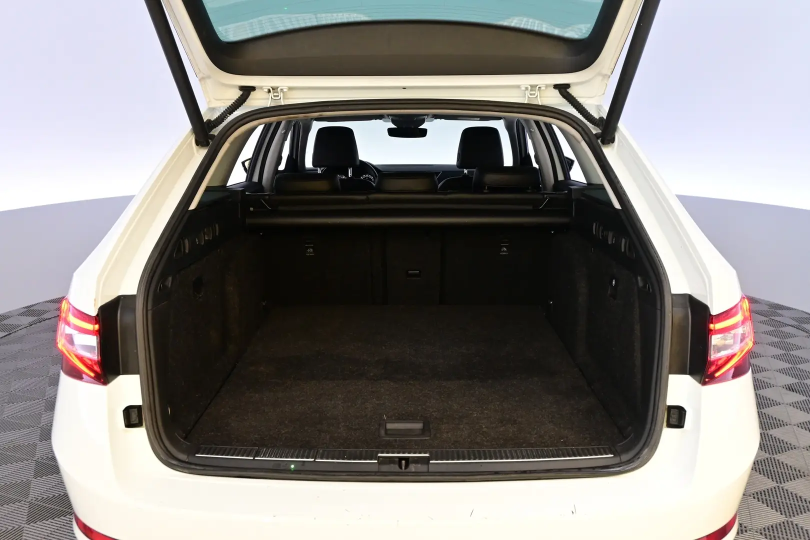 Car Image - 1yauwHcEL4d74INgr7BeWk