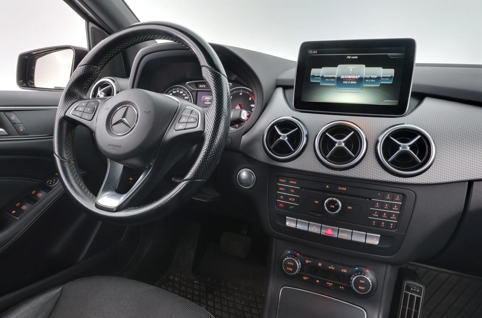 Car Image - vM1Cya0m979Ym4Qgnp8Tx