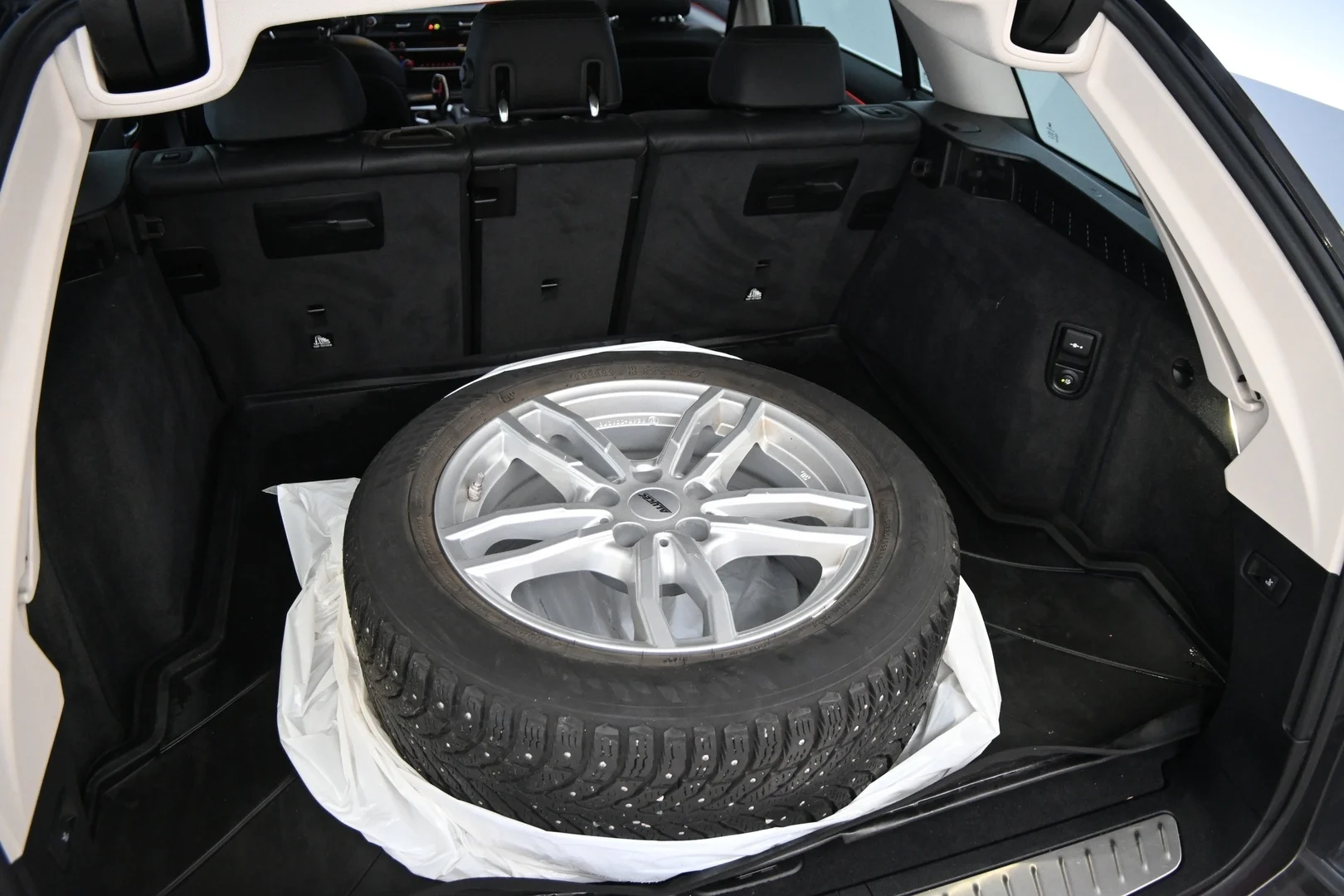 Car Image - 50DL81tsipBE1ETEUzu4PA