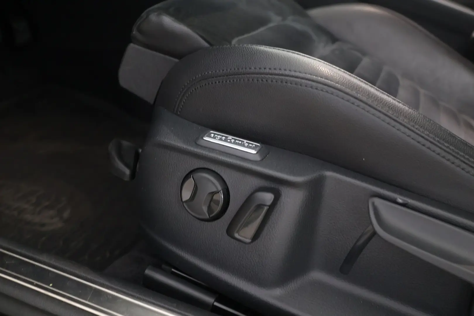 Car Image - lBR5ESRuWylDzrfegbe4F