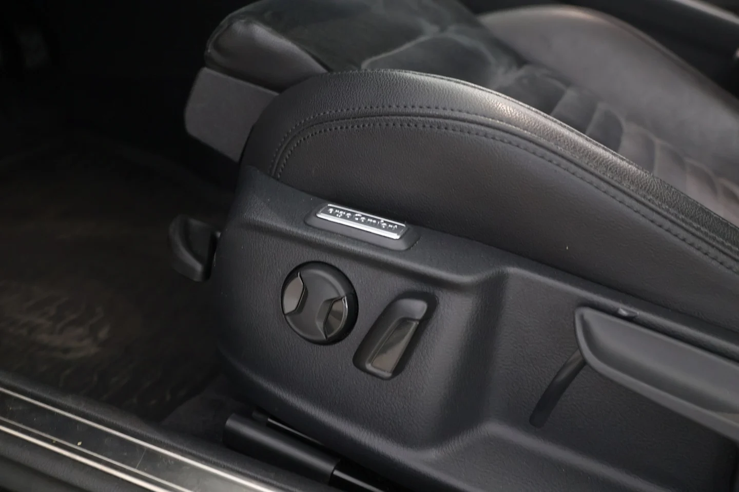 Car Image - lBR5ESRuWylDzrfegbe4F