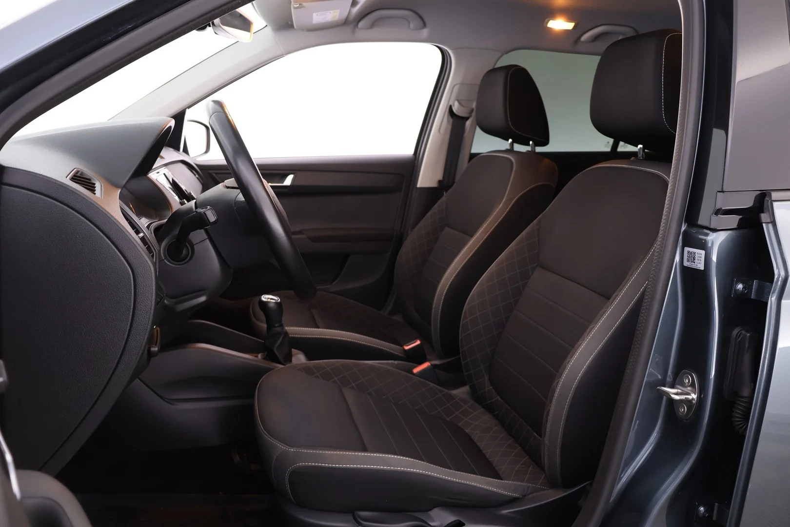 Car Image - 3AbKfPwDA0MqiV5Ytpv6bI
