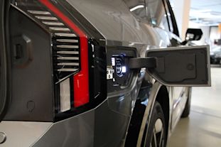 Tutki, kuinka pitkä on sähköauton kantama. Selvitä juuri sinun tarpeisiisi sopiva sähköauto ja tule koeajamaan se Sakalla.