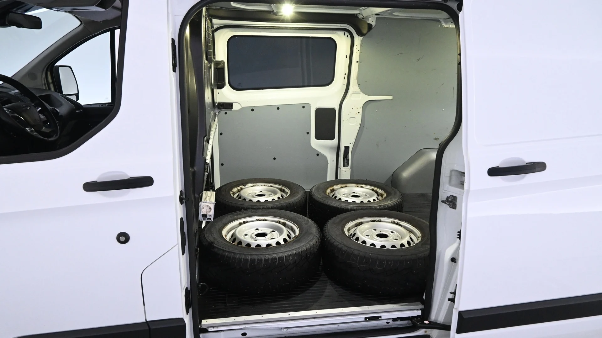 Car Image - 5YWTp169nw4ZcRJ6YtTR4g