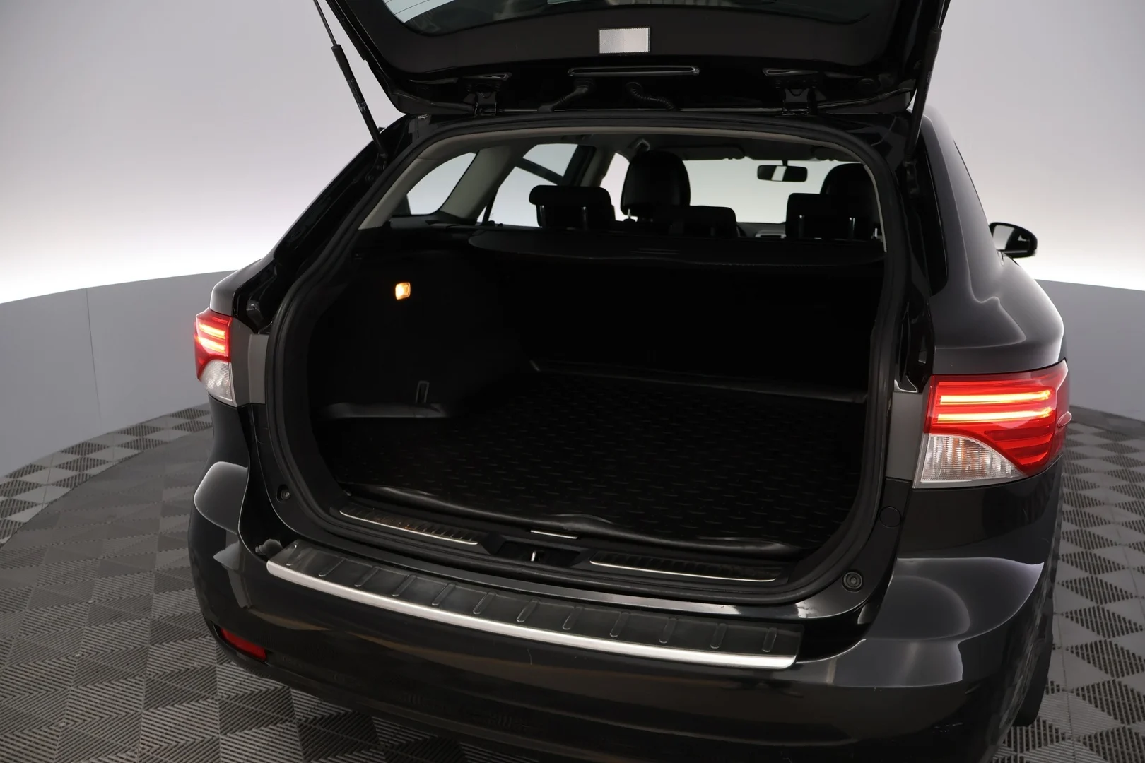 Car Image - Kn3QfMfeQZYuOOrU9DrVO