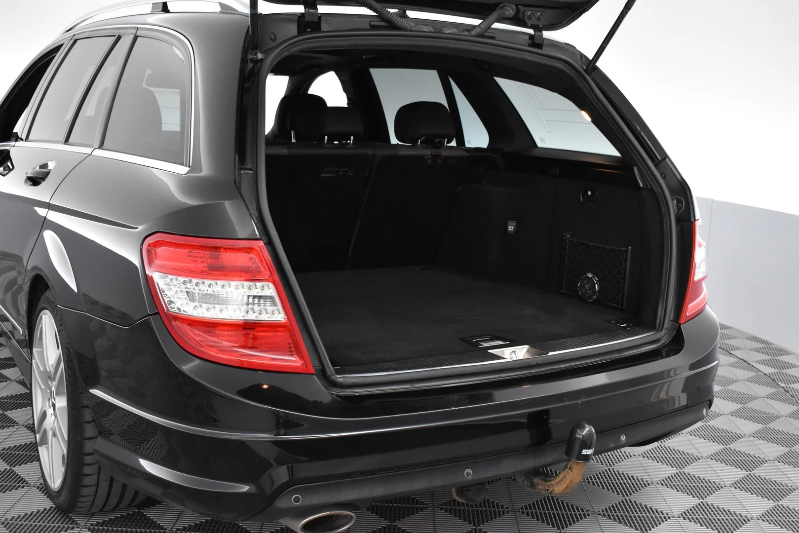 Car Image - 44ZbySEl7xmF8zj8t18bZp