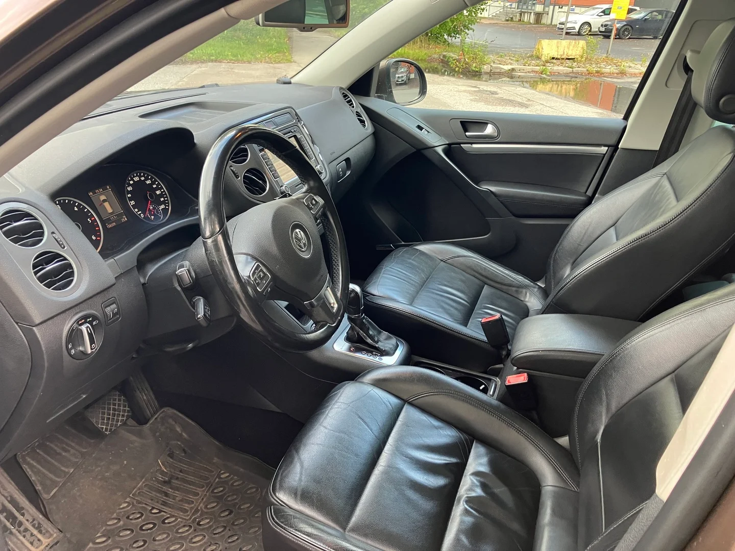 Car Image - AWb12Mh1jWsuBJyhIf8ka