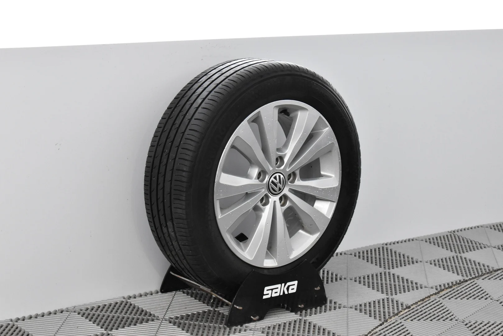 Car Image - 4x29MqTWQ68zV0LewozLQx